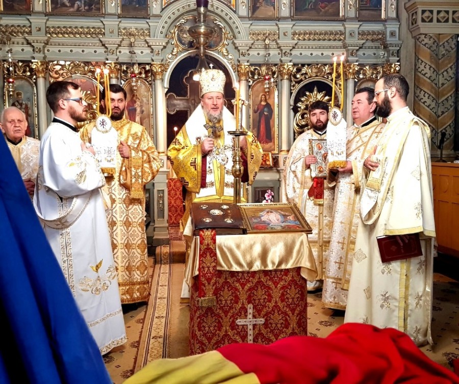 ”Să vedem prin credință dincolo de aparențe” - Liturghie Arhierească și Te Deum, la 162 de ani de la Unirea Principatelor Române, în Cetatea Aradului