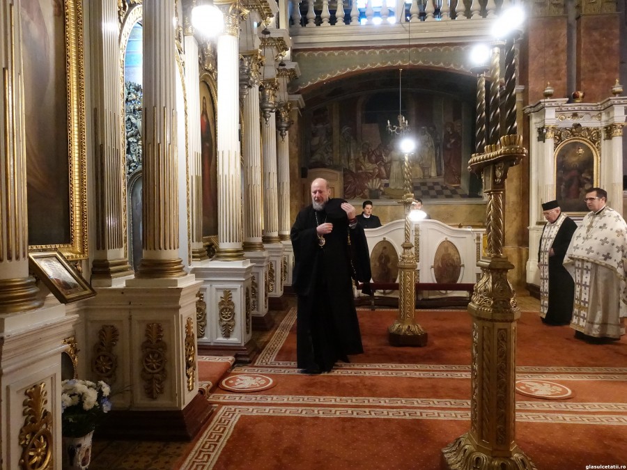 Rugăciunea mamei și dragostea lui Dumnezeu. Liturghie Arhierească la Catedrala Veche din Arad