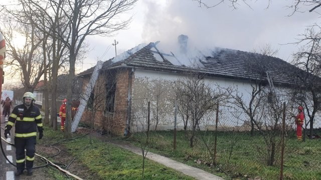 Incendiu la o casă în Peregu Mare