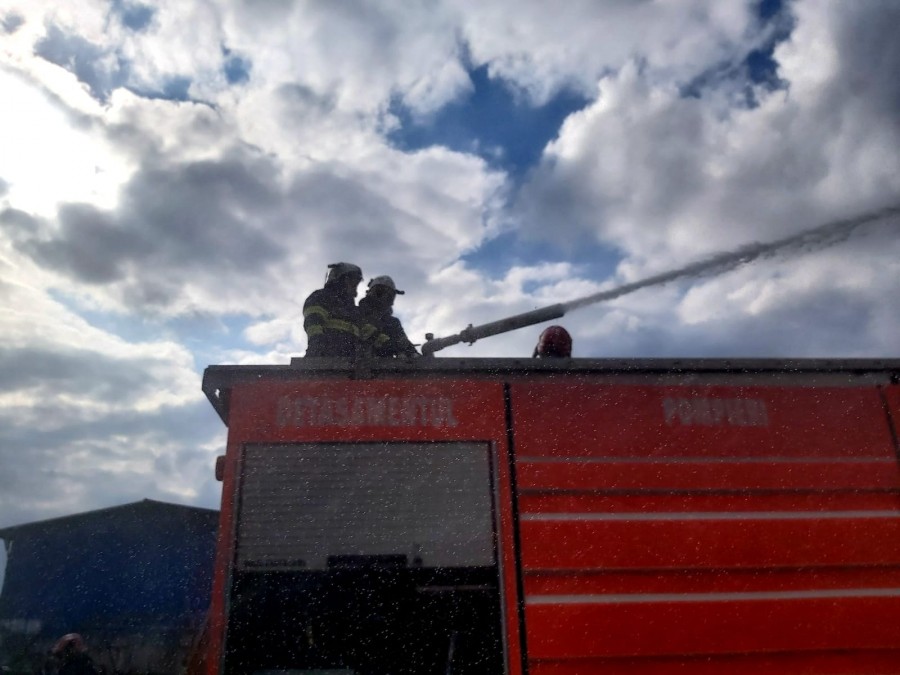 134 misiuni ale pompierilor militari arădeni în weekend-ul trecut