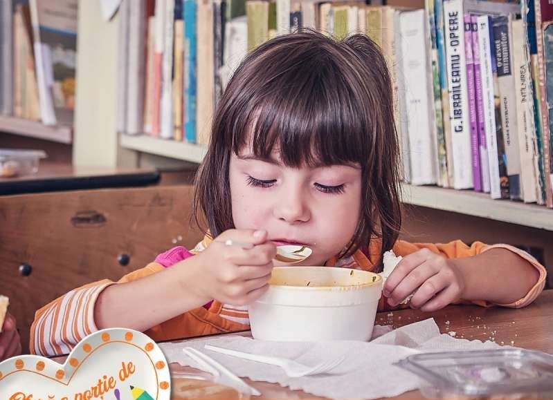 "Porţia de bunătate" - campanie pentru mese calde şi educaţie remedială destinate unor copii vulnerabili