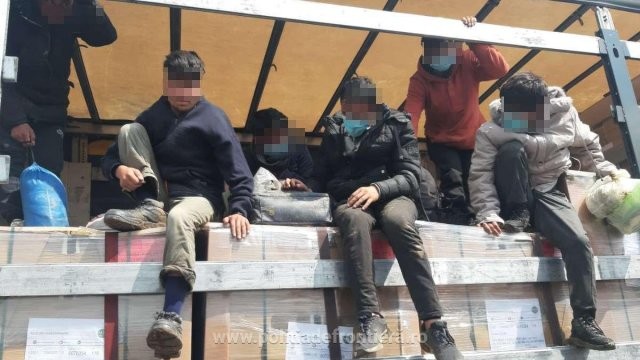 62 de migranți ascunşi în automarfare, descoperiți de polițiștii de frontieră