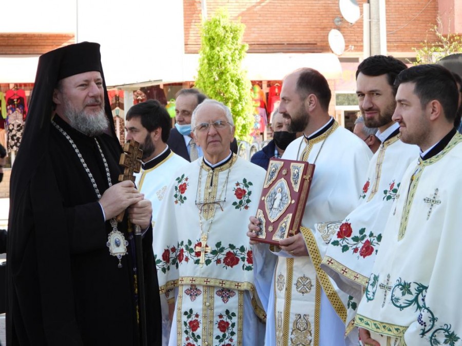 Cetatea Ineului - Liturghie Arhierească, procesiune, sfințirea icoanei Sfântului Sava Brancovici și a Conacului care îi poartă numele