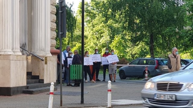 Protest în fața Tribunalului, pentru cauza polițistului condamnat pentru fapte de corupție