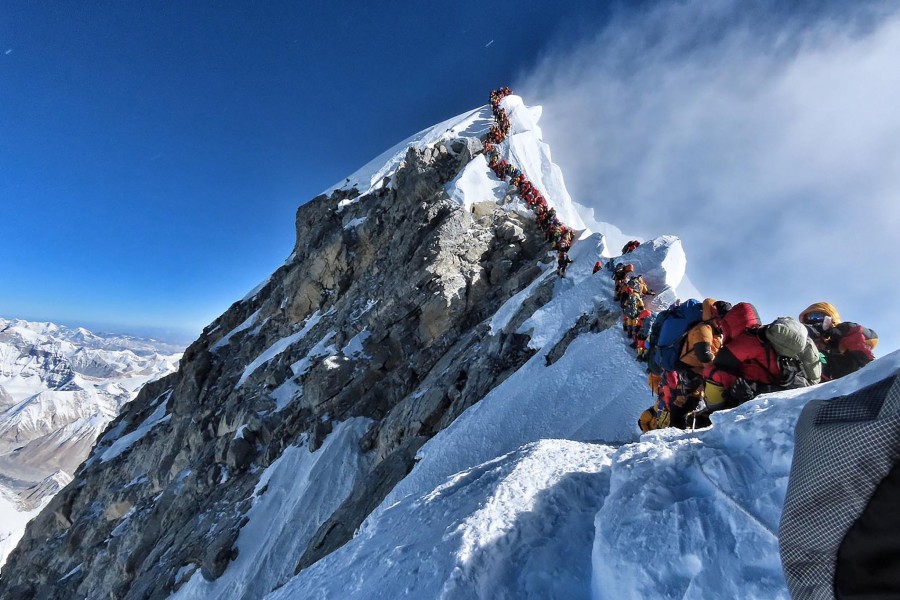 Doi alpiniști au murit pe Everest din cauza epuizării