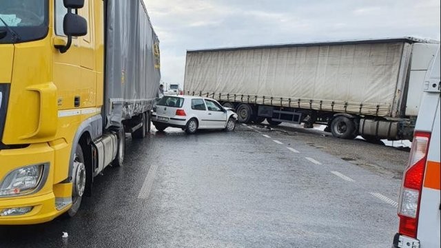 Accident cu două autocamioane și un autoturism, pe DN7, la Vladimirescu