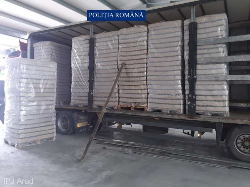 Peste 320.000 de pachete cu ţigări, găsite într-un camion încărcat cu borcane oprit în trafic