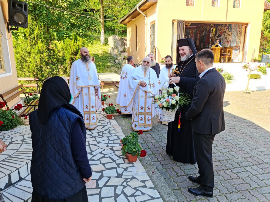 „Avem nevoie de ochi sănătoși, trup sănătos și conștiință luminoasă” - PS Emilian Crișanul, la Mănăstirea Feredeu (FOTO)