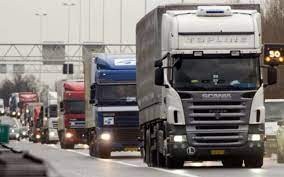 Transportatorii de marfă vor circula, vineri, cu viteză redusă pe cele mai importante artere din ţară