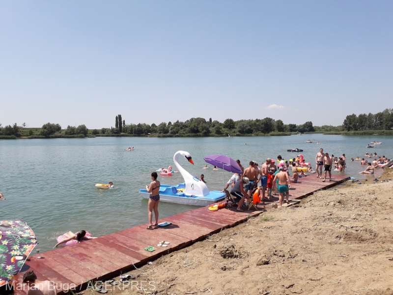 Mii de turişti din ţară şi din Ungaria la Plaja Ghioroc, supranumită ''Litoralul Vestului''