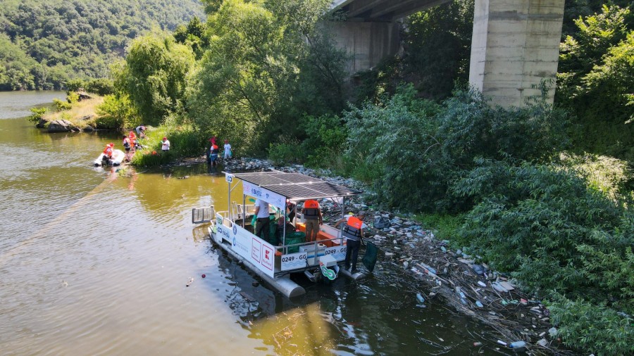 Ebisu, prima ambarcațiune de colectare a deșeurilor din Europa, 100% electrică, a colectat 900 kg de deșeuri la Orșova, de Ziua Dunării