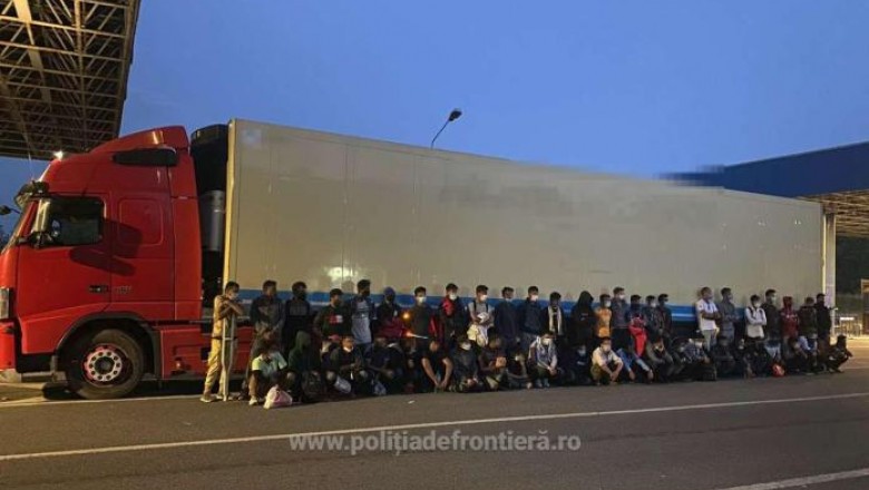 50 migranți au fost găsiți la frontiera arădeană în remorca frigorifică a unui camion care transporta oase