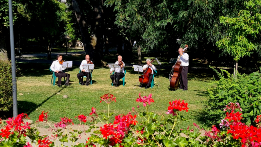 Filarmonica arădeană vă așteaptă vineri ”La băncuțe”. Concert în aer liber pe Malul Mureșului