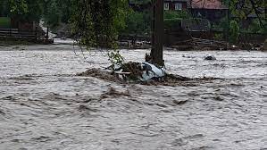 Inundaţii în 29 de localităţi din 12 judeţe; un bărbat a fost găsit mort în albia unui pârâu
