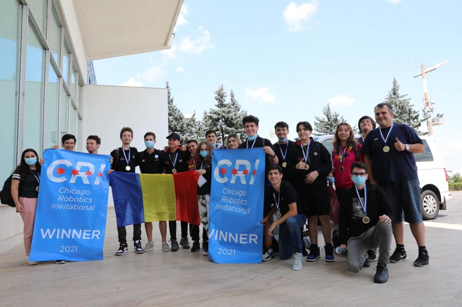 Echipa României care a câştigat locul 1 la Campionatul Mondial de Robotică de la Chicago a ajuns în țară