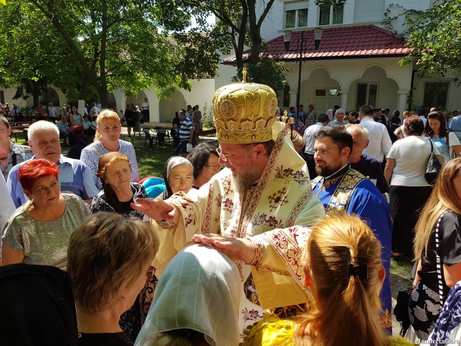 (FOTO) PS Emilian Crișanul: „Maica Domnului ne este Mamă, soră și ajutătoare atunci când suntem părăsiți de oameni”. Liturghie Arhierească la Mănăstirea Gai din Arad