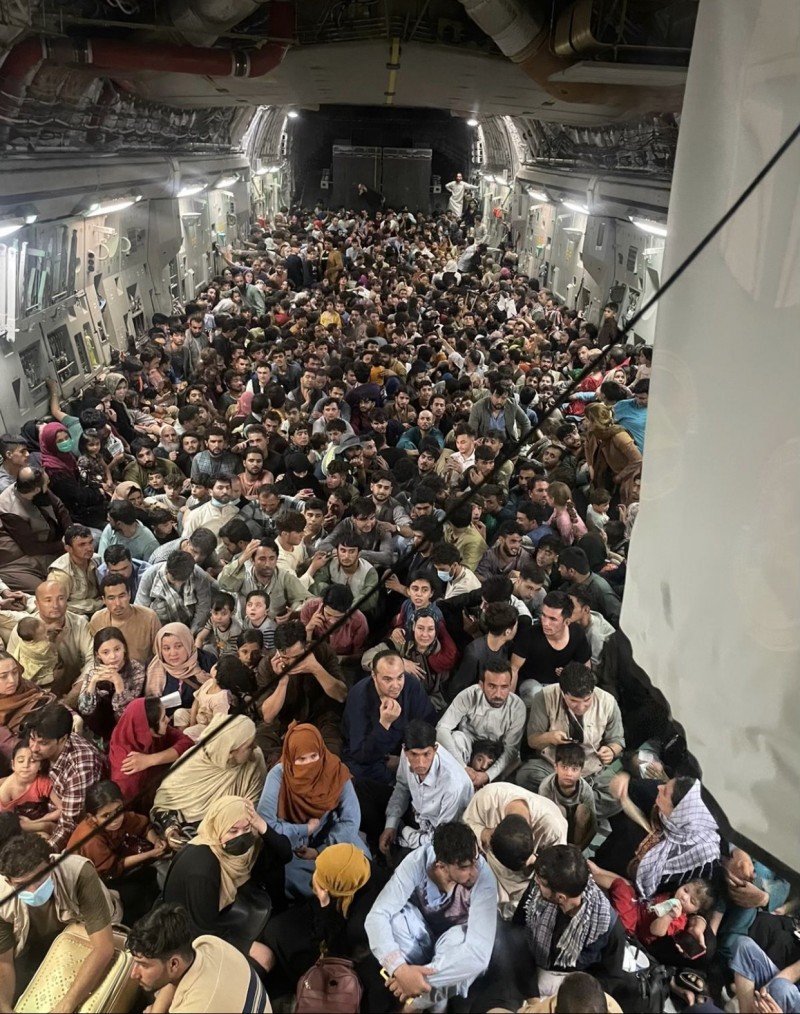 Kabul, imaginea disperării: Aproape 650 de afgani au fost evacuați într-un singur transport