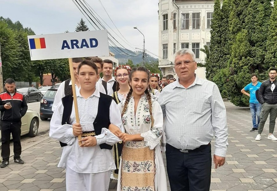 Ansamblul folcloric ”Zărandul” Arad participă la Festivalul Național al Ansamblurilor Folclorice ale Copiilor și Tinerilor ”Dorna, plai de joc și cântec”