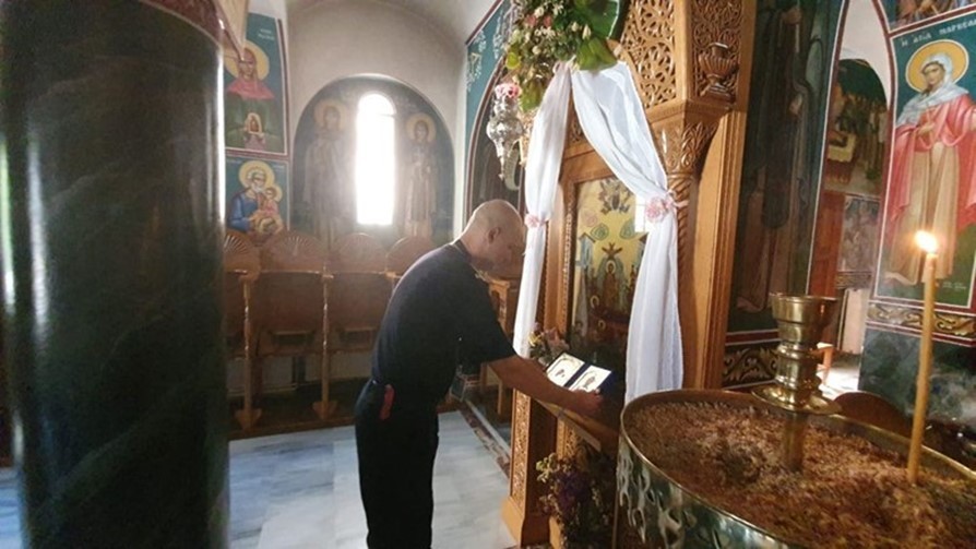 Pompierii români au dăruit două icoane Mănăstirii ”Sf. Ilie” din Grecia pe care au salvat-o din flăcări