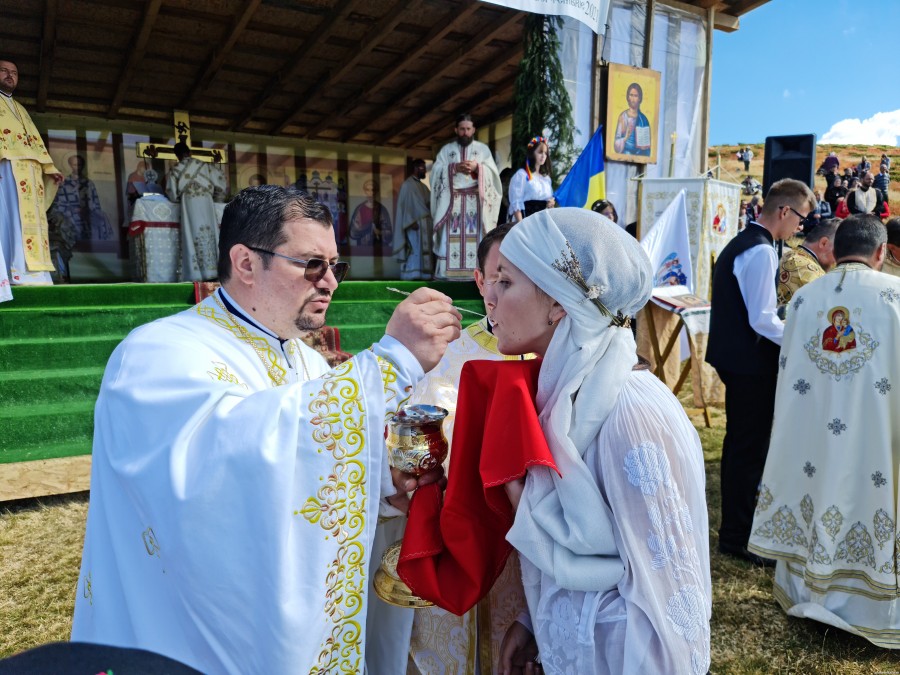 (FOTO) Pelerinaj și Liturghie Arhierească în ziua Înălțării Sfintei Cruci, la Monumentul Eroilor bănățeni de pe Muntele Mic