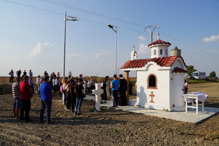 Victimele comunismului din lagărul de la Salcia vor avea un cimitir. Primele două cruci au fost sfințite