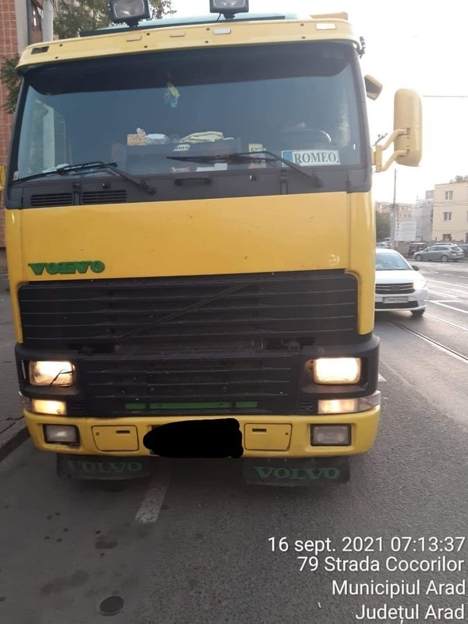 Ce fac unii transportatori în încercarea de a FENTA autorităţile atunci când sunt prinşi fără autorizaţie cu camioanele prin oraş