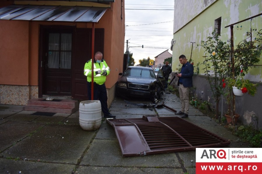 Șoferul care a „parcat” Audi-ul în curtea unei bătrâne a fost identificat de polițiști