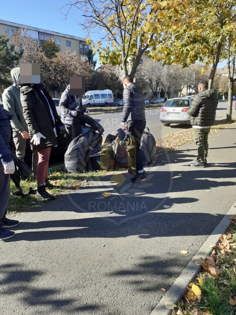 Mai multe zone din municipiu curăţate de beneficiarii legii venitului minim garantat şi infractori puşi la muncă