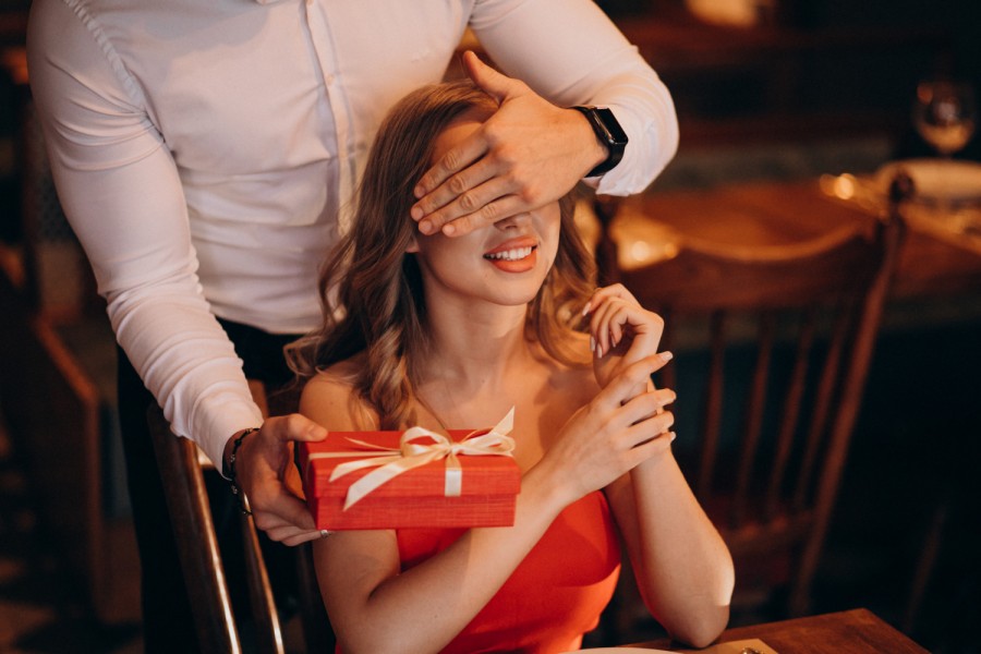 Cum impresionezi o femeie: 5 idei de cadouri pentru ea