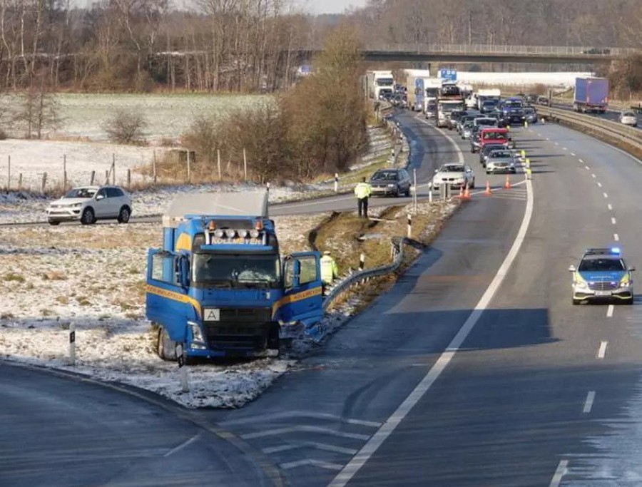 „Performanţa” unui şofer de tir român care a avea permisul suspendat din cauza alcoolului, dar a condus drogat