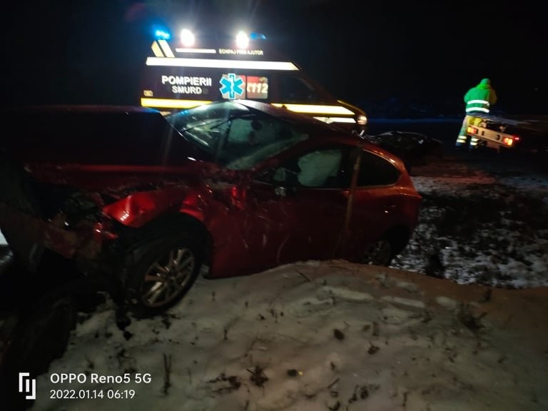 Accident pe drumul judeţean care leagă Ghioroc de Sâmbăteni (FOTO)