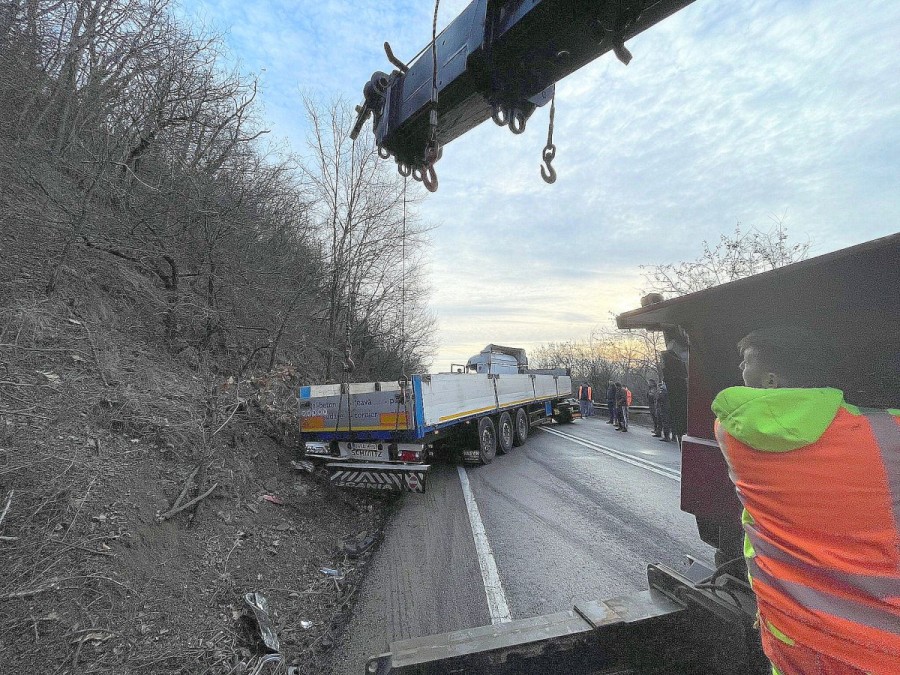 Un TIR a barat două ore Drumul Național 7 lângă Bătuța