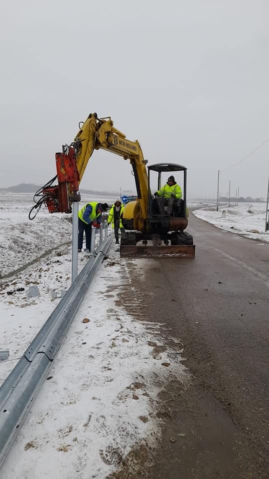 Parapete metalice pe marginea unor drumuri judeţene (FOTO)