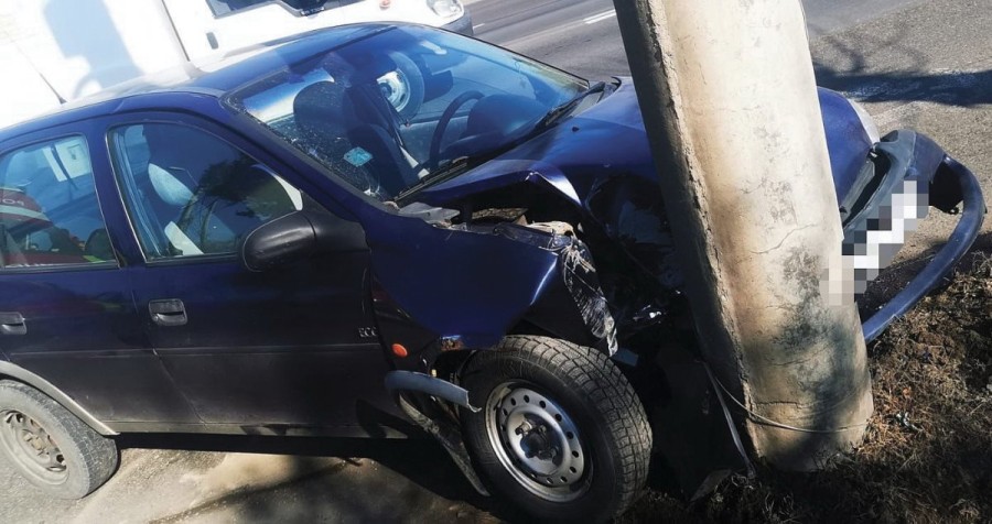 O șoferiță care conducea sub influența alcoolului a intrat într-un stâlp, pe Calea Timișorii