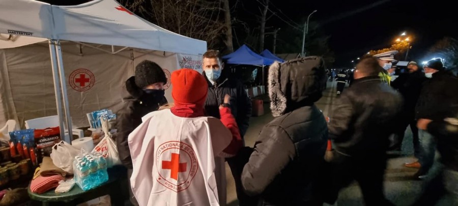 Crucea Roşie strânge donaţii pentru refugiaţii din Ucraina (FOTO)