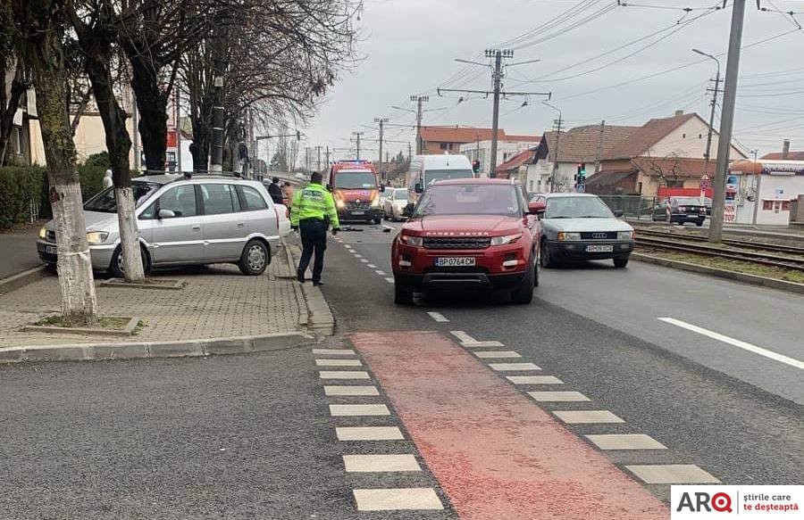 Pieton lovit pe o zebră de pe Calea Radnei (FOTO) / UPDATE: Doi pietoni răniţi care au traversat prin loc nepermis, în urma accidentului de pe Calea Radnei