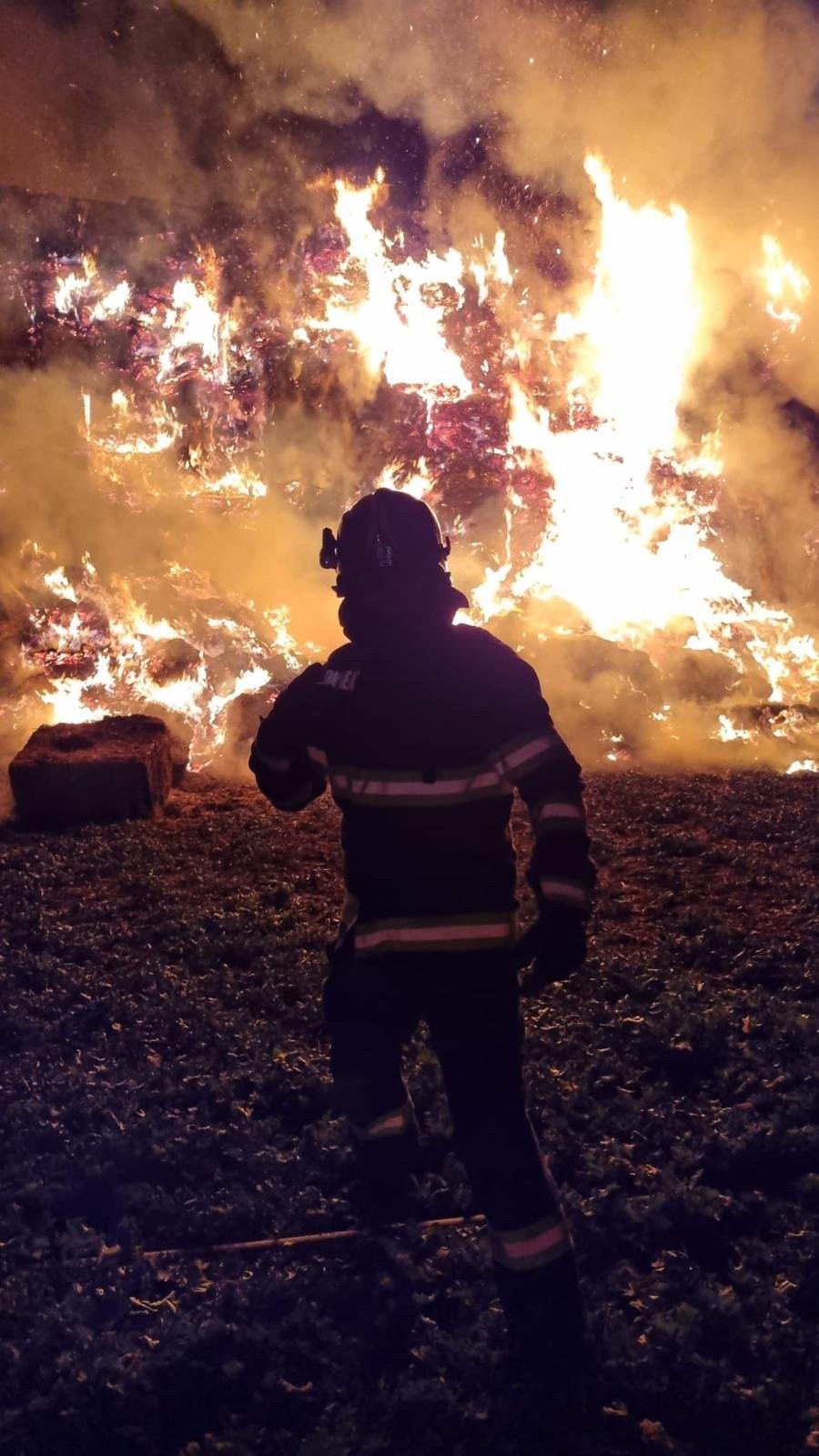 Incendiu baloți de paie pe DN 7 între Pecica și Nădlac