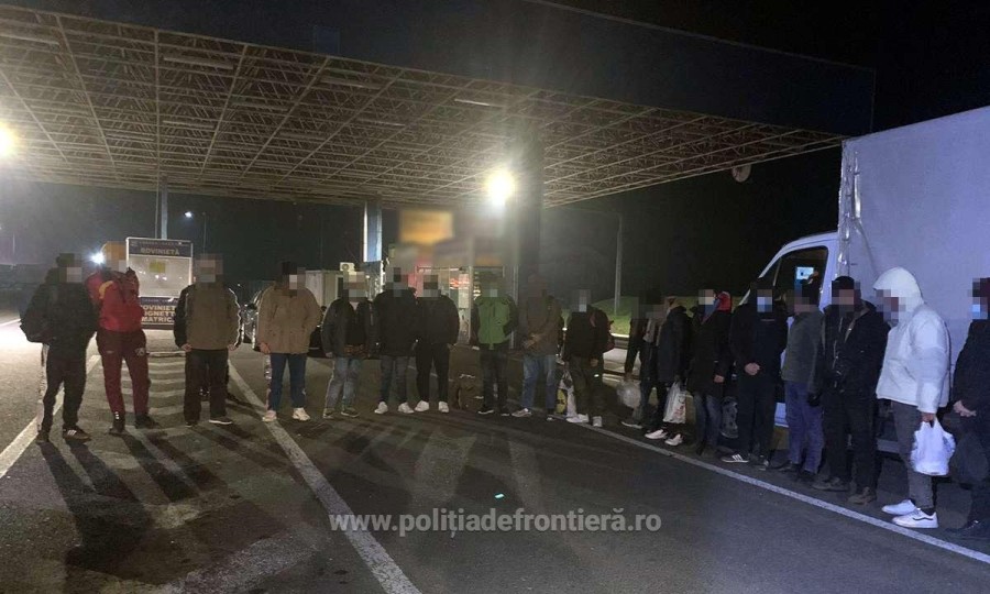 26 de migranți ascunși printre piese auto, la Nădlac