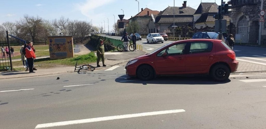 (FOTO) La un pas de tragedie, un elev a scăpat ca prin urechile acului după ce două mașini s-au ciocnit