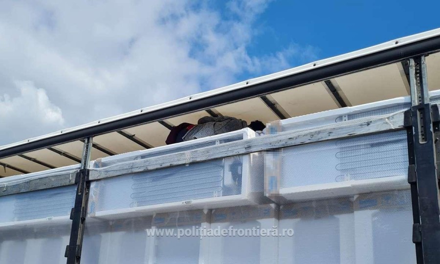 31 de migranți găsiți la Nădlac II, ascunşi într-un camion cu frigidere (FOTO)