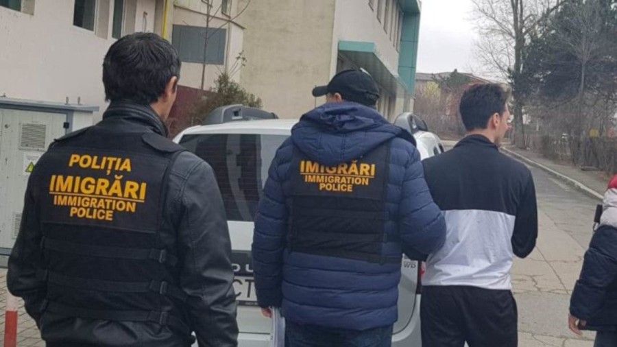 Polițiștii arădeni au îndepărtat sub escortă de pe teritoriul României mai multe persoane