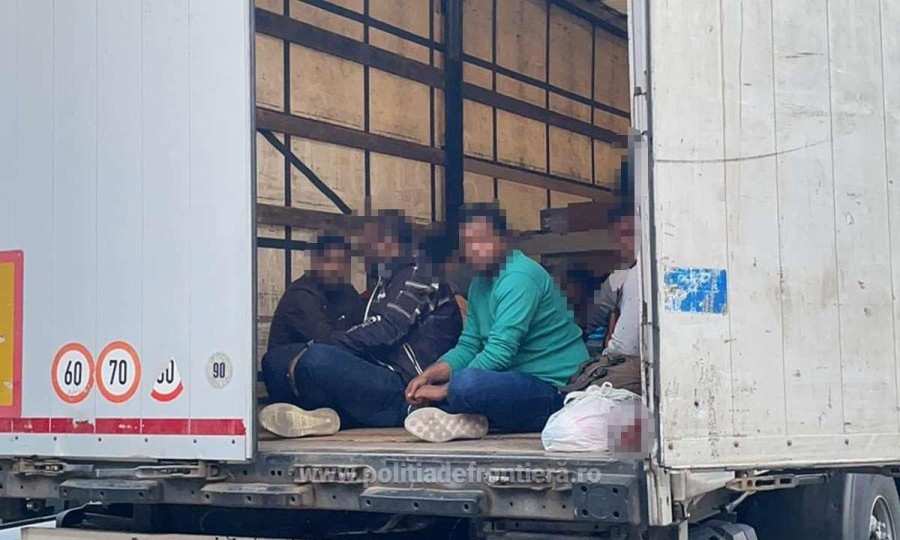 41 de migranți care intenţionau să ajungă ilegal în Spaţiul Schengen, găsiţi ascunşi într-un TIR cu detergent