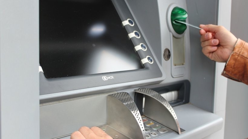 Un tânăr a distrus un bancomat, dar a fost identificat în scurt timp de polițiști