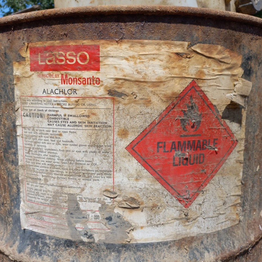 Substanțe chimice periculoase, descoperite la Pecica (FOTO)