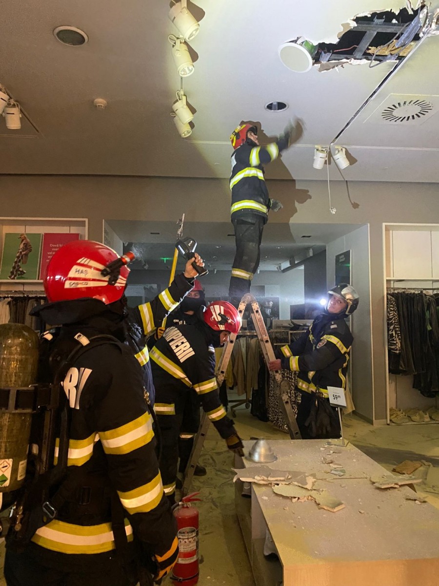 Incendiu tavan în municipiul Arad, la Atrium Mall