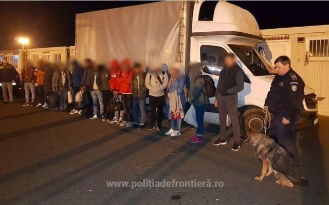 43 migranți ascunși în două automarfare la granița de Vest