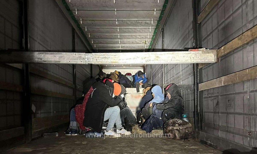 106 migranți au fost găsiți la graniță, ascunși în patru mijloace de transport