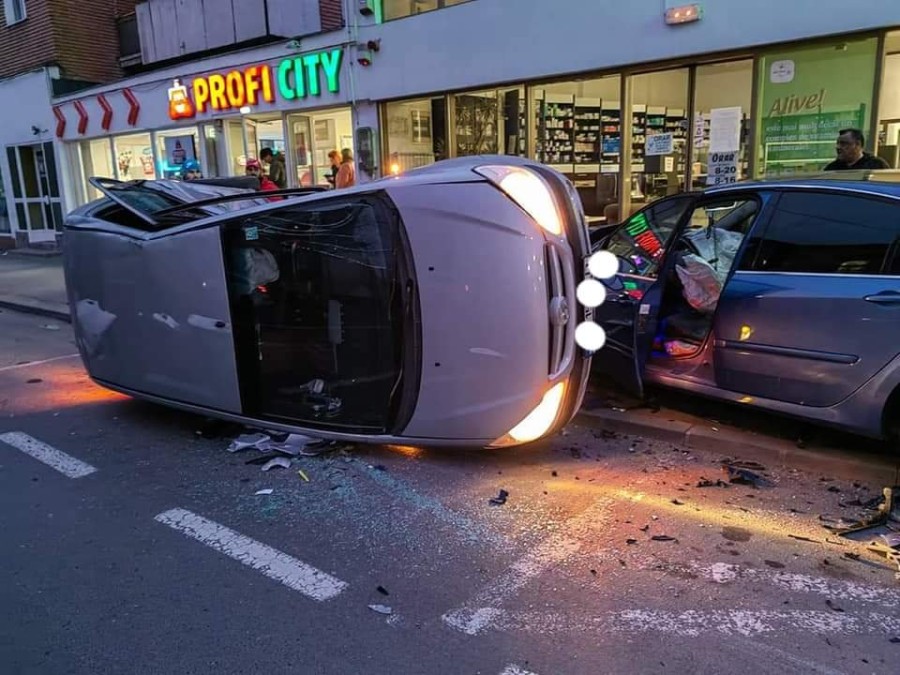 S-a răsturnat cu mașina în Piața Mihai Viteazul (FOTO)