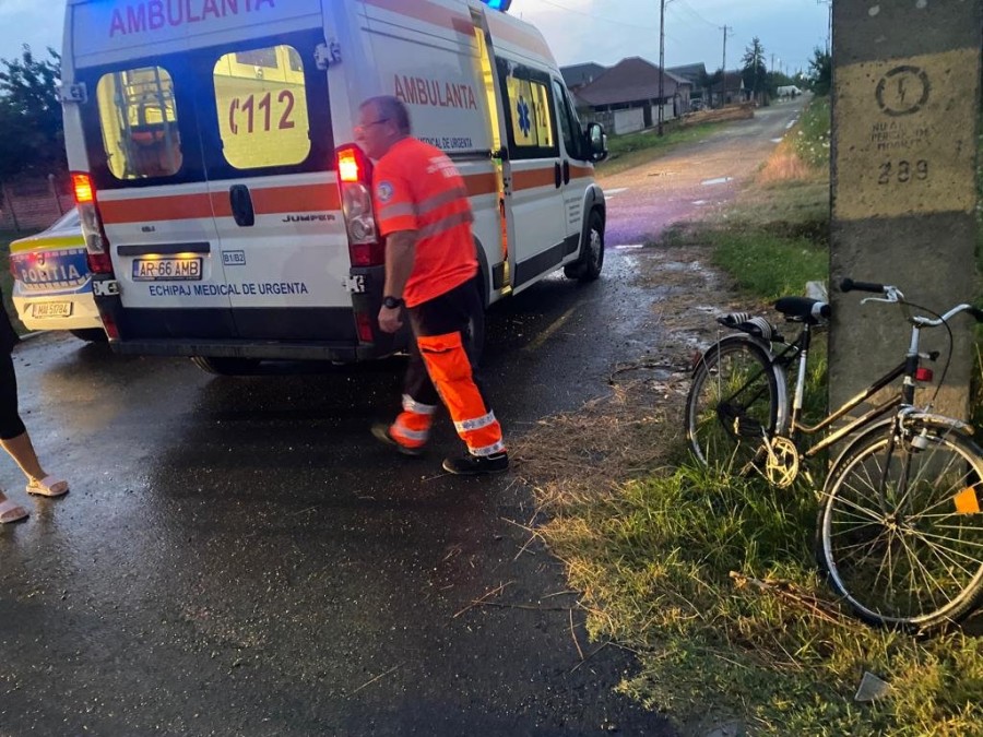 Biciclist lovit de mașină în localitatea Zărand