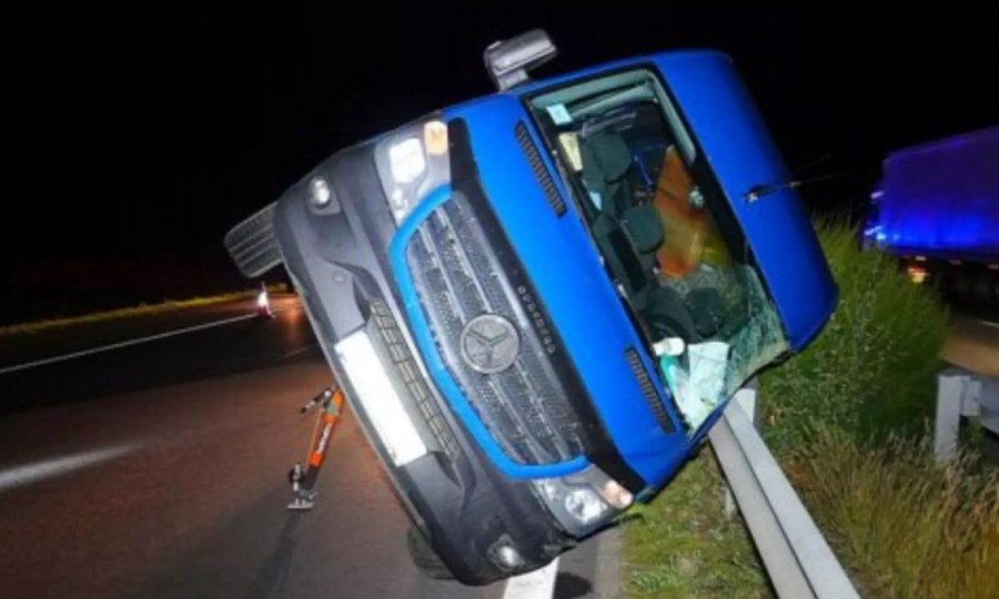 Un autocar românesc a făcut accident pe o autostradă din Ungaria - O persoană a murit pe loc